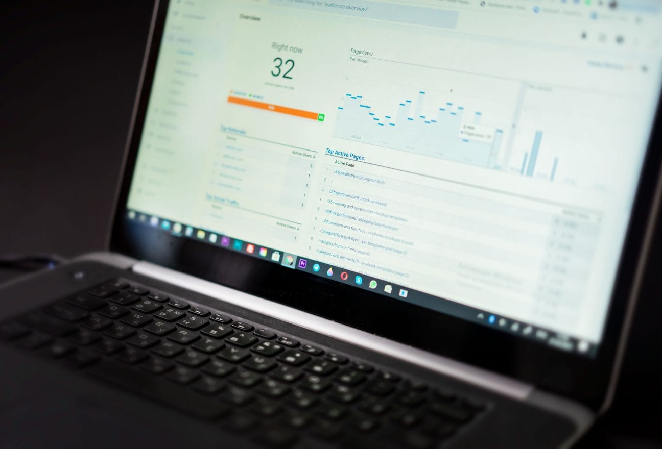 Аналітика та SEO-просування сайту на ноутбуку, вартість SEO у 2026 році