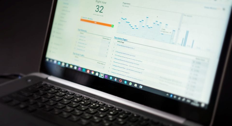 Аналітика та SEO-просування сайту на ноутбуку, вартість SEO у 2026 році