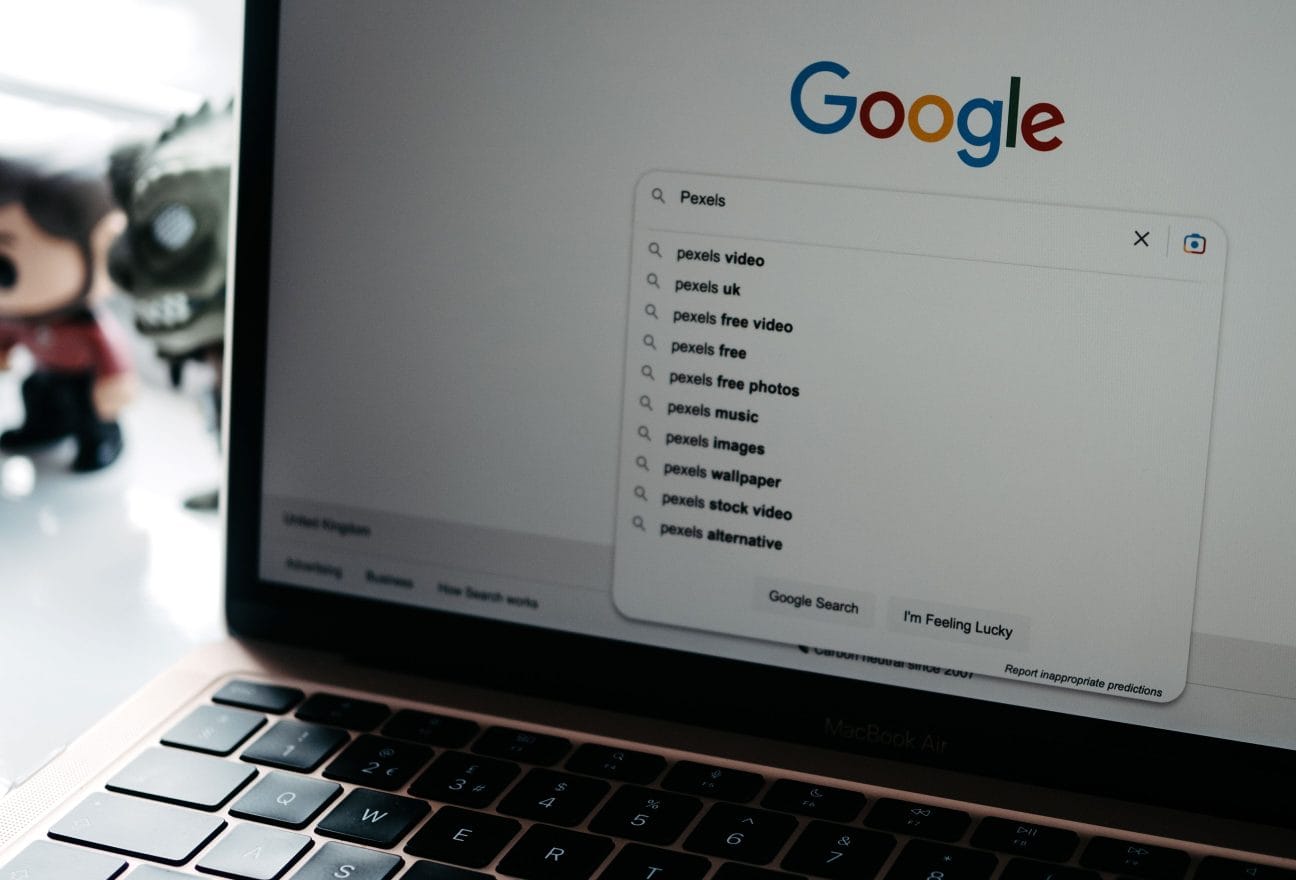 Екран ноутбука зі сторінкою пошуку Google, чому сайт не виходить у Google