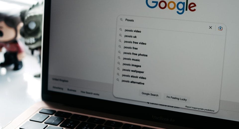 Екран ноутбука зі сторінкою пошуку Google, чому сайт не виходить у Google