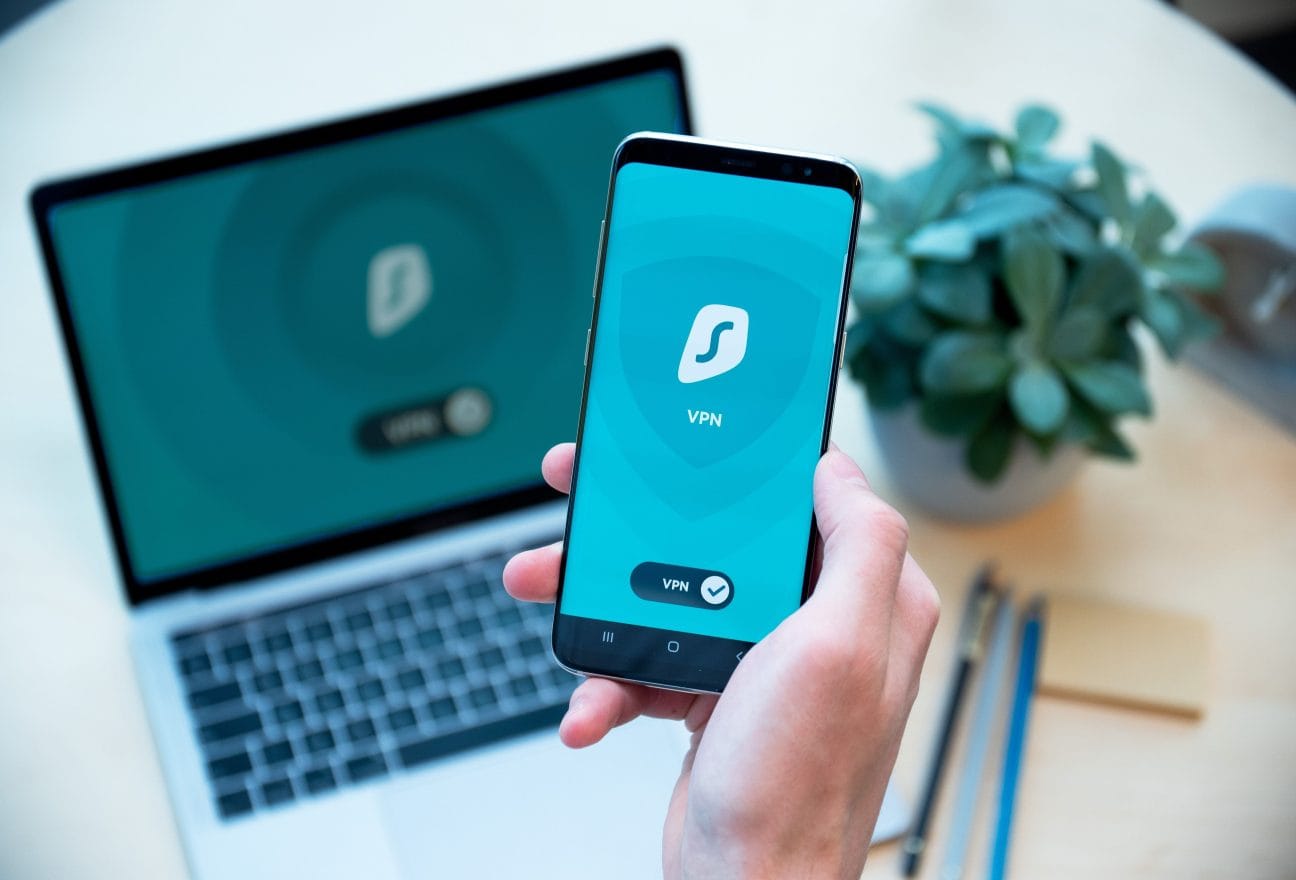 Що таке VPN: смартфон і ноутбук із увімкненим VPN-захистом