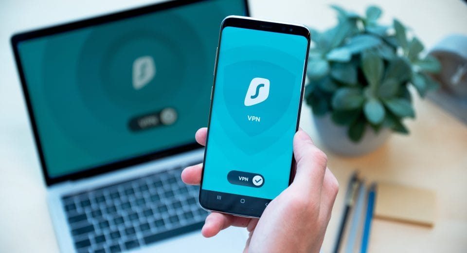 Що таке VPN: смартфон і ноутбук із увімкненим VPN-захистом