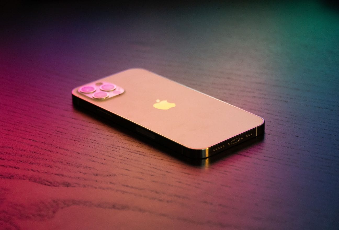 Смартфон на столі, ілюстрація до статті чи варто купувати iPhone у 2026 році