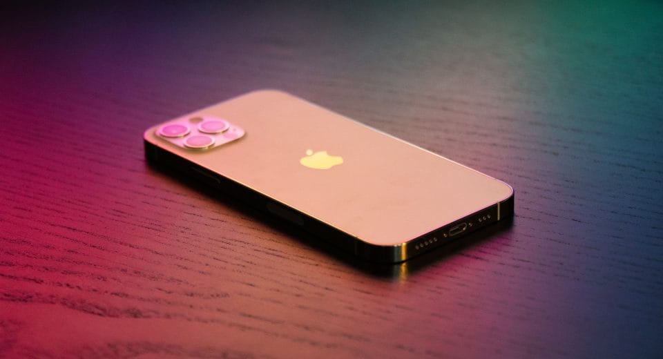 Смартфон на столі, ілюстрація до статті чи варто купувати iPhone у 2026 році