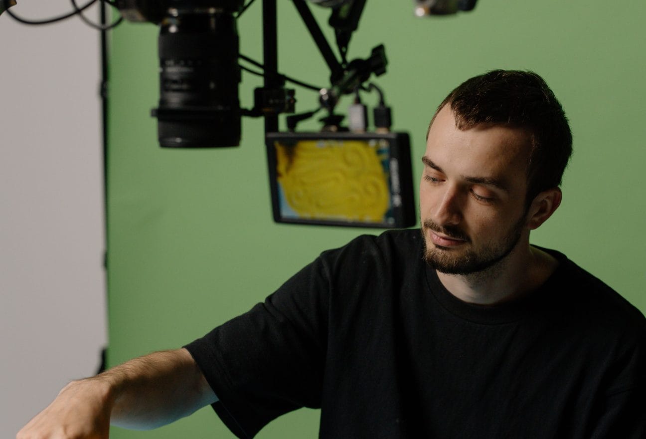 Блогер знімає відео на камеру: скільки заробляють блогери на YouTube