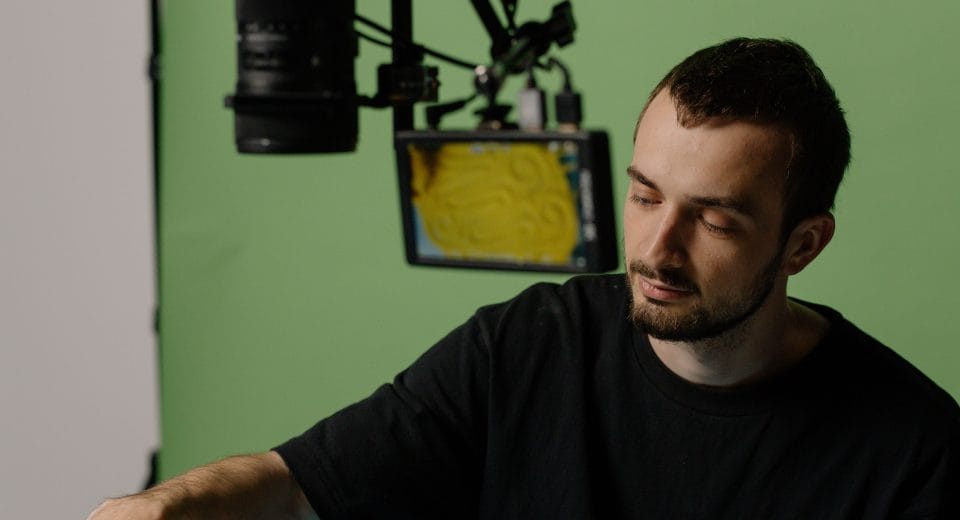 Блогер знімає відео на камеру: скільки заробляють блогери на YouTube