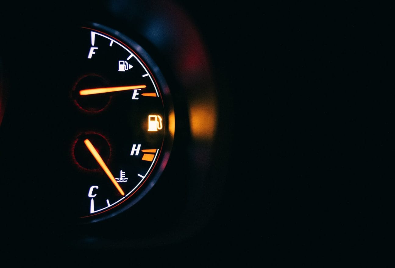 Чому автомобіль витрачає більше пального: покажчик рівня палива на приладовій панелі