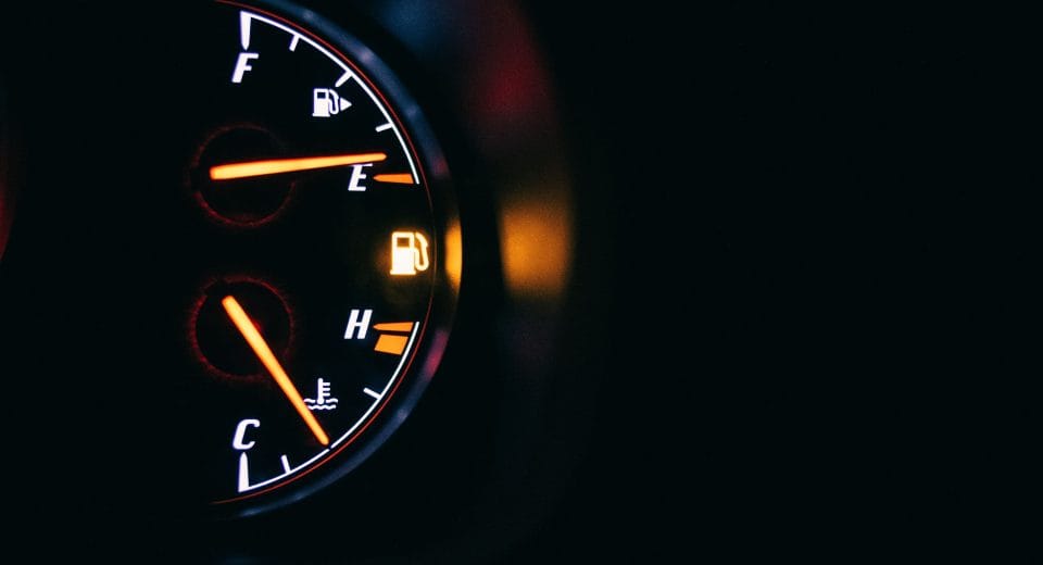 Чому автомобіль витрачає більше пального: покажчик рівня палива на приладовій панелі