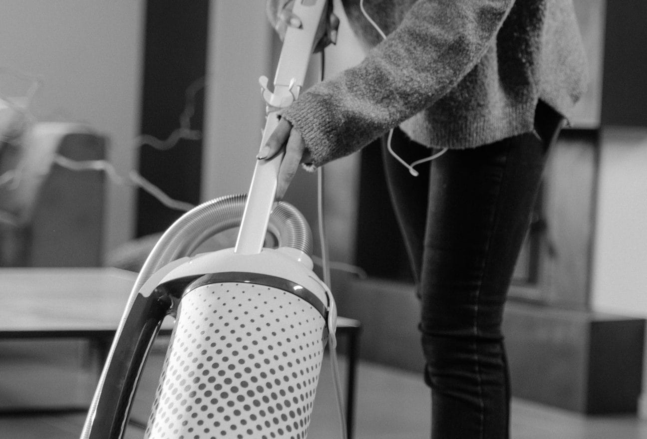 Прибирання пилососом удома, порівняння Dyson чи Philips