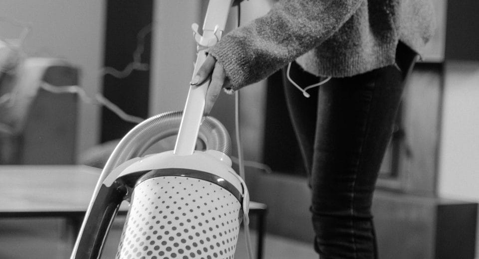Прибирання пилососом удома, порівняння Dyson чи Philips