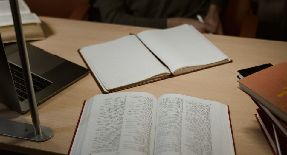 Книги і зошит на столі, вивчення англійської мови
