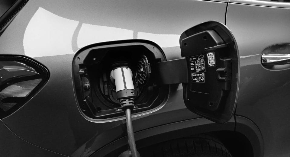 Гібридний автомобіль на зарядці: чи варто купувати гібрид у 2026 році
