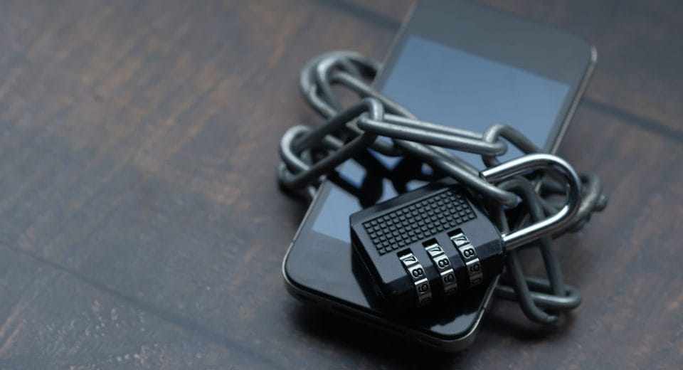 Смартфон із замком як символ захисту акаунта від злому