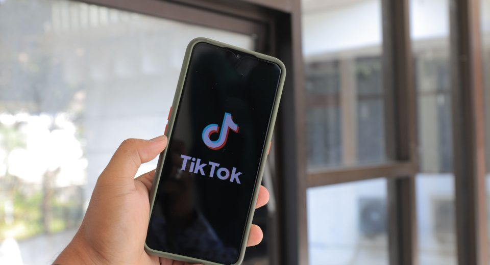 Смартфон з відкритим TikTok чи Instagram для просування бізнесу