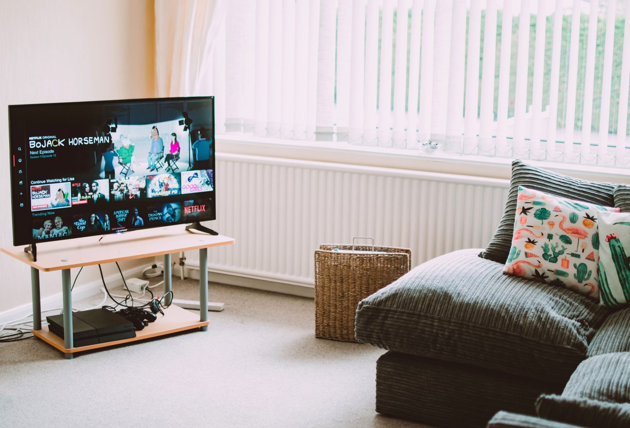 Смарт телевізор для перегляду Netflix у вітальні