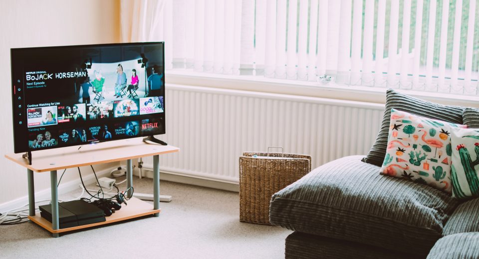 Смарт телевізор для перегляду Netflix у вітальні