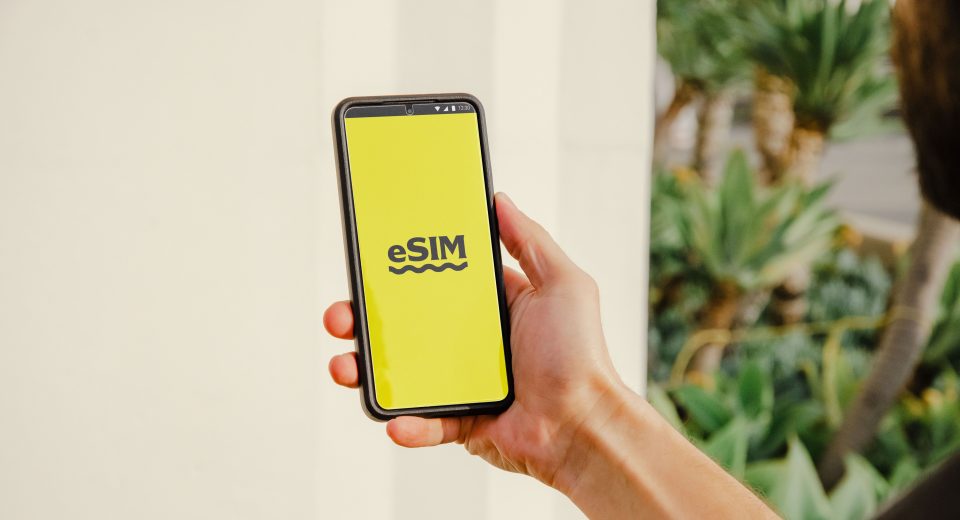 eSIM на екрані смартфона — перехід на eSIM у 2026 році