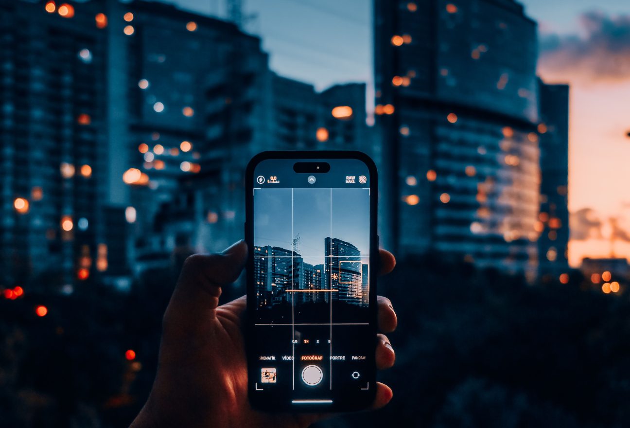 Людина фотографує на смартфон, ілюстрація до статті про відновлення видалених фотографій