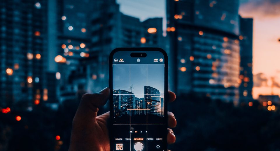 Людина фотографує на смартфон, ілюстрація до статті про відновлення видалених фотографій