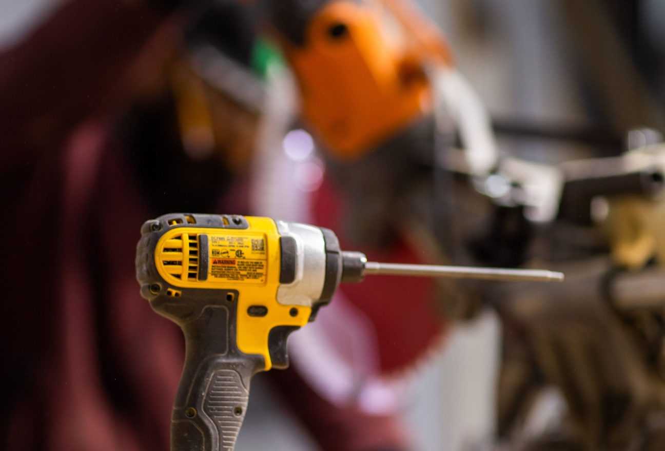 Акумуляторний шуруповерт Bosch чи DeWalt для ремонту