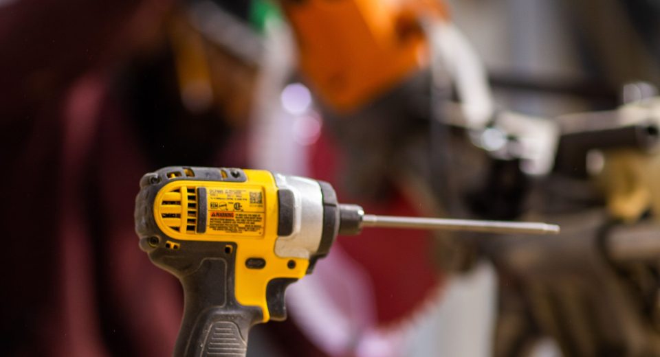Акумуляторний шуруповерт Bosch чи DeWalt для ремонту