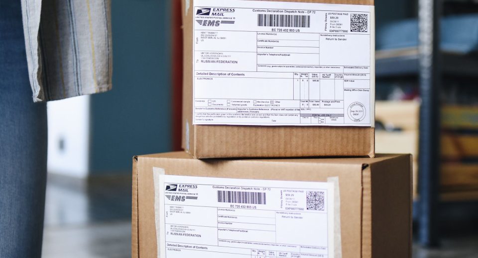 Коробки з інтернет-магазинів, підготовлені до доставки, символізують чому люди купують онлайн