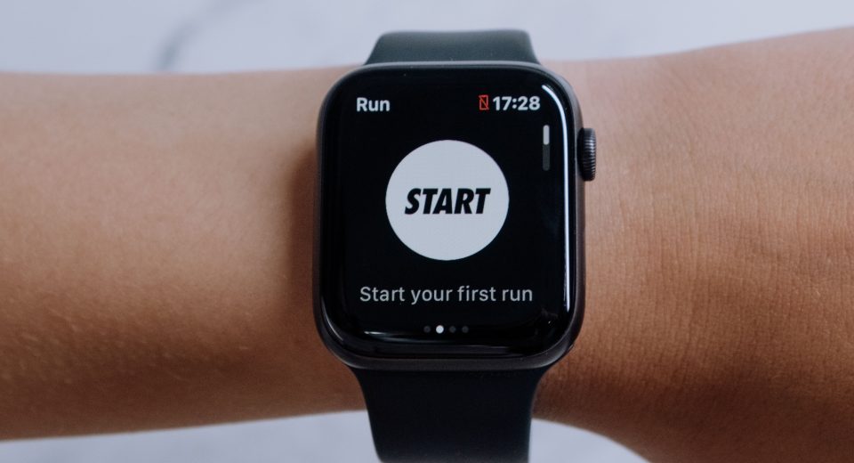 Спортивний смарт-годинник Apple Watch чи Garmin під час тренування