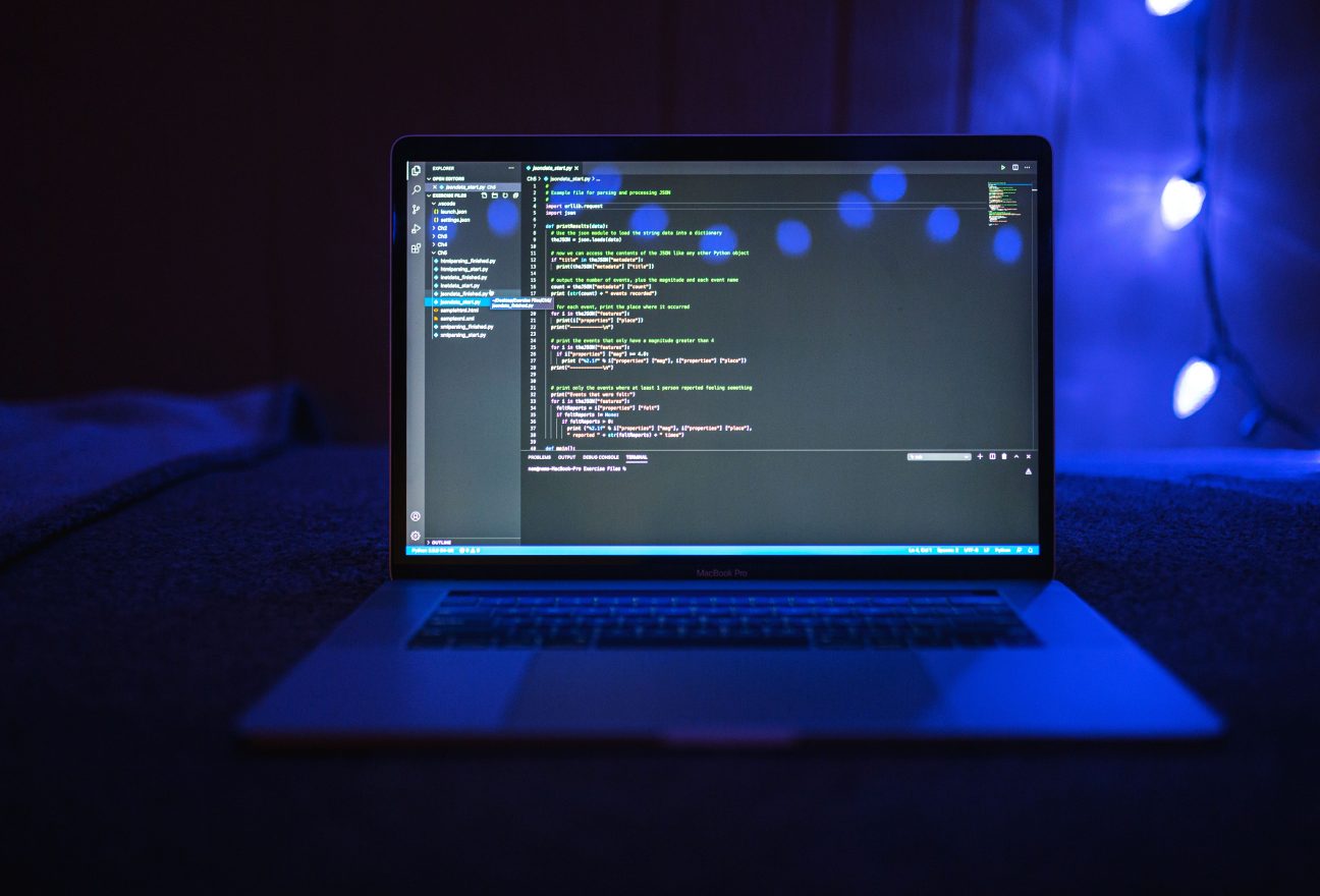 Чи варто вивчати Python у 2026 році: програмний код на екрані ноутбука