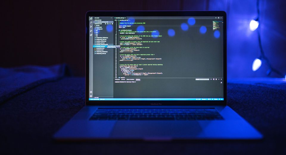 Чи варто вивчати Python у 2026 році: програмний код на екрані ноутбука