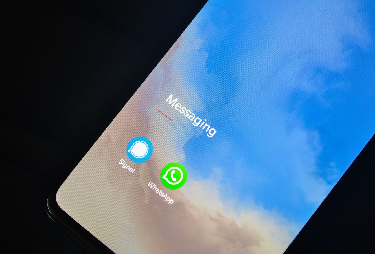 Смартфон з месенджером для просування Telegram-каналу