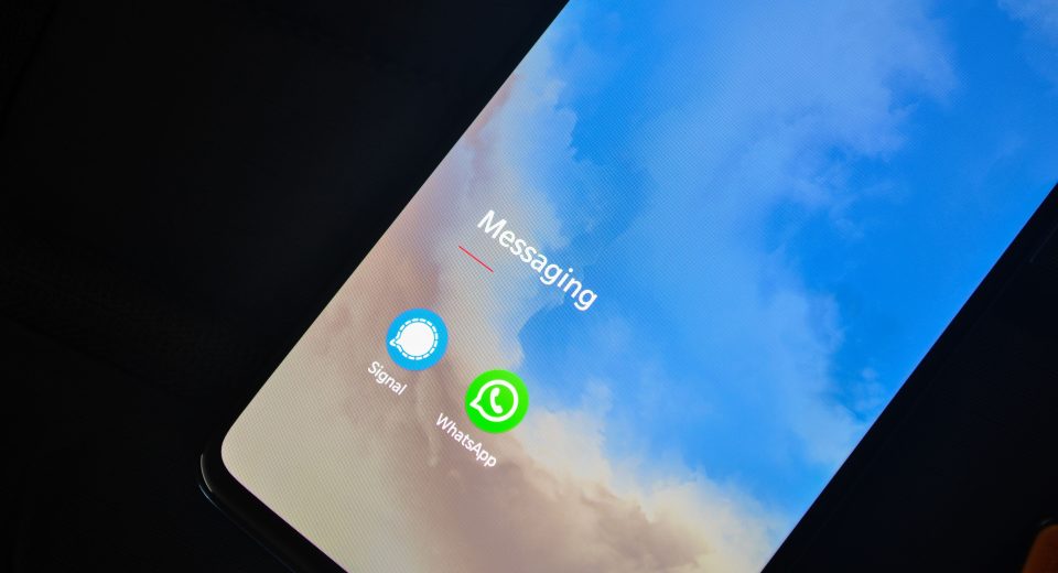 Смартфон з месенджером для просування Telegram-каналу