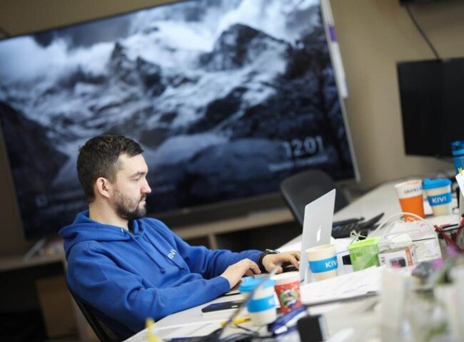 Працівник KIVI у робочому просторі з телевізором, архівне фото KIVI для Mind, 2022