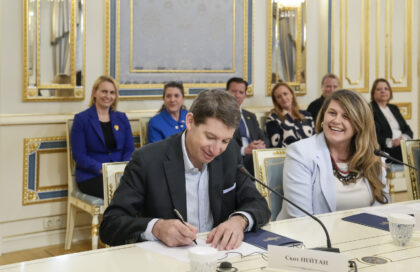 Horizon Capital Growth Fund IV: підписання інвестиції DFC, Київ, квітень 2023. Фото U.S. Embassy Kyiv Ukraine, Public domain. Horizon Capital: підписання інвестиції DFC у Києві