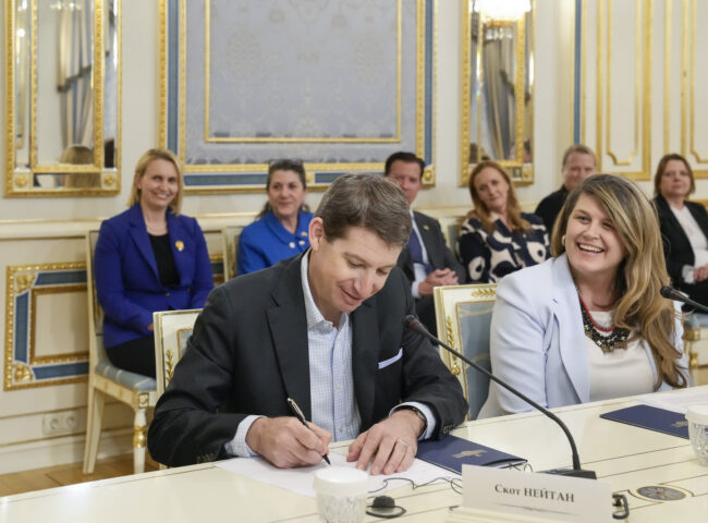 Horizon Capital Growth Fund IV: підписання інвестиції DFC, Київ, квітень 2023. Фото U.S. Embassy Kyiv Ukraine, Public domain. Підписання інвестиції DFC у Horizon Capital Growth Fund IV під час зустрічі в Києві