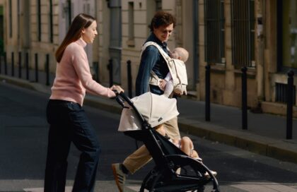 Stokke YOYO Bonpoint на міській прогулянці