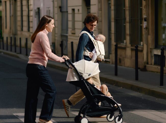 Фото: Stokke / PR TIMES. Колекція Stokke x Bonpoint. Дорослі з коляскою Stokke YOYO Bonpoint на міській вулиці