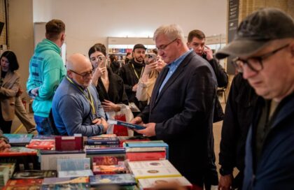 Фото: Видавництво Фоліо. Джерело: https://folio.com.ua/galleries/vidavnictvo-folio-na-knizhkovomu-arsenali-2026 . Умови: https://folio.com.ua/pages/rules . Книжковий Арсенал, 2026; репортажне фото події видавництва. Фоліо на Книжковому Арсеналі: зустріч біля книжкового стенда