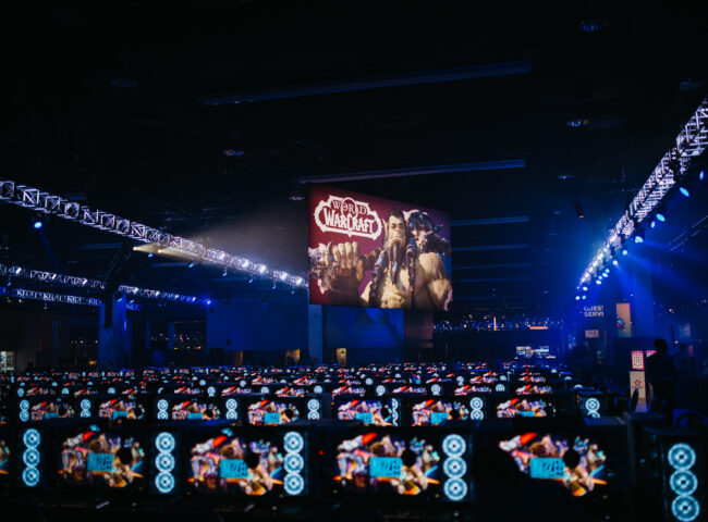 BlizzCon 2019, архівне фото заходу за кордоном. © Nick Radford Photography, надано Blizzard Entertainment. Ігрові комп’ютери та відвідувачі на заході Blizzard BlizzCon 2019