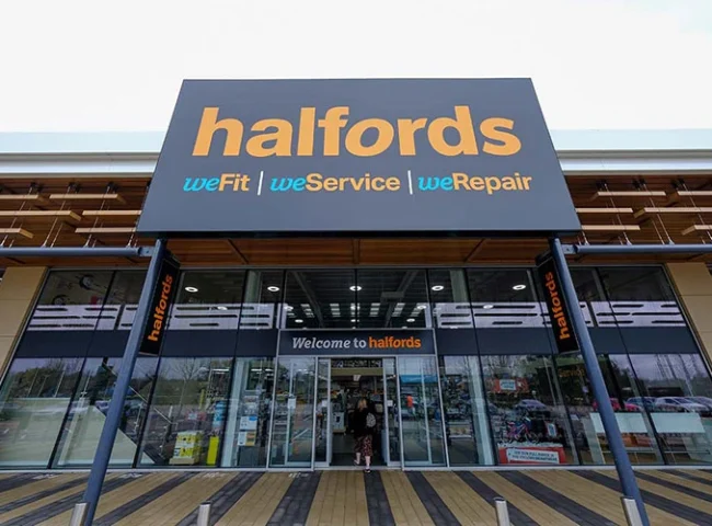 Фасад магазину Halfords з офіційного медіабанку компанії