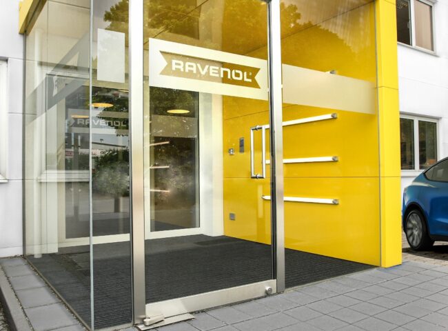 Вхід до будівлі RAVENOL у Вертері, Німеччина, фото Synto Holding