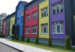 Фото: Оболонська районна в місті Києві державна адміністрація. CC BY 4.0 https://creativecommons.org/licenses/by/4.0/ . Джерело: https://obolon.kyivcity.gov.ua/galleries/na-oboloni-ziavylos-mistse-shchaslyvoho-dytynstva-novyi-dytsadok-206-vzhe-vidkryto . Фото відкриття 04.07.2025; технічне масштабування. Дитячий садок «№206», Київ